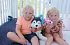 For Niklas (7) og Regine Opheim (5) er dét å ta madrass og dyne under armen og leggja seg til å sova ute blitt ein naturleg ting i kvardagen. Ifølgje søskenparet er veranda-soveplassen heime på Krossgått den beste soveplassen dei kan tenkja seg.