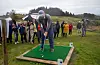 Regjerande klubbmeister i Haugaland Golfklubb Even Dueland fekk ta det første utslaget på den nyopna banen.