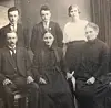 Framme til venstre ekteparet Jon Kristian Normannson Selsas og Berta Gurine Gregoriusdatter Staupe med nokon av huslyden. Biletet er teke i 1924.