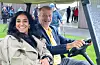 Styreleiar Per Bjørn Habbestad fekk æra av å køyra kulturminister Lubna Jaffery i golfbil ut til opningsstaden.