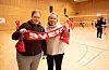 Sofie Våga (t.v) og Gry Aronsen håpa på siger. Aronsen har eit originalt Sveio-skjerf.FOTO: THOMAS VALLESTAD DRAGESET