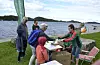 Finn Fram-dagen var mellom dei få større frilufts-arrangement som blei gjennomført i dette spesielle korona-året. Eivind Nesse, Marianne Lie Kinn og Astrid Nesse får her utdelt Sveio O-lags kart frå Astrid Sandvik og Karl Inge Instefjord.