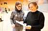 Marthe Olesdatter Sveen (t.v) og Ingrid Øritsland Våge sto klar til å heidra Ole Johan Sveen. FOTO: THOMAS VALLESTAD DRAGESET