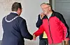 Prosjektleiar Jostein Svendsbø var ein av dei som fekk gåve av ordførar André Mundal Haukås.