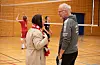 Ordførar Linn Therese Erve gratulerte Sveen med sin tusande kamp. Rundt halsen hadde ho eit Sveio-skjerf.FOTO: THOMAS VALLESTAD DRAGESET