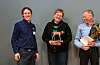 Statuetten for NRF-oksen 12172 Dynjo vart overrekt storfebøndene Handeland frå Sveio denne veka. F.v.: Styreleiar Vegard Smenes og oppdrettarane Anne Bakke Handeland og Frode Handeland. FOTO: TURI NORDENGEN