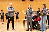 Ole Johan Sveen vart heidra av Ingrid Øritsland Våge, som las nokre ord også på vegner av generalsekretæren i Noregs volleyballforbund.FOTO: THOMAS VALLESTAD DRAGESET