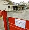 For å hjelpa elevane med å hugsa på avstand, er det einmeters-strekar mange plassar. Her ute på skuleplassen.