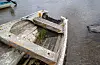 Graset gror om bord og vitnar om at det er lenge sidan denne båten har vore i bruk.