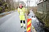 Roger Lemme frå Vestland Fylkeskommune var i mars på inspeksjon på brua og sette opp varslingar(arkiv).