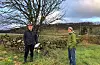 Tiltakshavar Karl Lier t.h. har fått innvilga søknaden sin om å fjerna steingarden i bakgrunnen. Føremålet er å gjera landskapet lettare å slå. Her saman med Geir Ragnhildstveit, seniorrådgjevar, plan- og næringseininga i Sveio kommune.