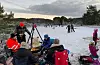 Frå skeisedag på Auklandshamn skule. Arenaen ligg like bak skulen.