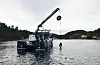 Bremnes Seashore stilte med to båtar, her er hybridbåten «Ida», som blir brukt mykje på Loddetå i det daglege, i ferd med å heisa opp dekk.