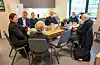 Litt kaffi før stabsmøtet. F.v. biskop Ragnhild Jepsen, kyrkjefagsjef Tore Skjæveland, sokneprest Arild Steinsland, kyrkjelydspedagog Haldis Rolfsnes Stueland, trusopplærar Anne Vierdal (delvis skjult), prost Svein Arne Theodorsen og organist Leiv Rossehaug (med ryggen til).