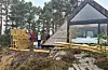Sidan Vestland fylkeskommune ikkje nytta alle dagsturhyttene dei hadde moglegheit til, opna deg seg ei moglegheit for at Sveio kommune kunne bestilla dagsturhytte nummer to. Då Vestavind var innom var modulane på komne plass. Eit snikkarlag vil montera den i løpet av éi veke. Etterpå gjenstår det oljing og diverse arbeid ute.