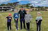Også gutane var på plass under familiedagen. F.v.: Noah Lie Hinds, Brede Lie Lothe, Carlos Ventura (idrettsutviklar i golfforbundet), James Oliver Lie Hinds og Henrik Kvalvågnes. FOTO: GUNNHILD LØNNING