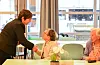 Biskopen helser på søstrene Nora (t.v.) og Alvhild Emberland før andakten på Sveio omsorgssenter.