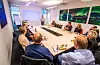 Styereleiar Nina J.H. Matre i Sveio Næringsforum (ståande) skriv at ho fryktar konkursar i medlemsmassen. Bildet er frå eit møte i næringsforumet i juni i år.FOTO: TORSTEIN TYSVÆR NYMOEN