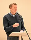 Sokneprest/prostiprest Eirik Aadland Tappel heldt andakten på Sveio omsorgssenter.