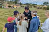Under familiedagen kunne borna vera med på ein leik eller «konkurranse» som heitte stjernejakt. Her deler Carlos Ventura i Noregs golfforbund ut stjerner til borna som var med. FOTO: GUNNHILD LØNNING