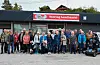 Rundt 30 personer møtte opp til Postkafeen ved gamle Valevåg landhandel fredag formiddag, for å vise sin motstand mot det de mener kan bli kroken på døren for Førde legekontor. Foto: Morten Vågset Møller