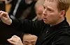 Dirigent Dmitry Matvienko er rekna som ein av verdas mest talentfulle. Fredag kveld sytte han for å gi sveibuane gåsehud under si leiing av Bergen filharmoniske orkester.FOTO: TORSTEIN TYSVÆR NYMOEN