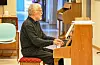 Organist Leiv Rossehaug spelte under både nattverdgudstenesta og andakten på Sveio omsorgssenter.