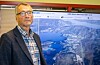 Prosjektleiar Henry Damman framfor illustrasjonen av det som blir kalla alternativ 2 for nye E39 gjennom Førde.