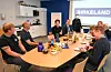 God stemning rundt bordet hos Birkeland under bedriftspresentasjonen. F.v. dagleg leiar Kai Peder Birkeland, HMS-KS leiar / prosjektleiar Helge Mundal, biskop Ragnhild Jepsen, ordførare André Mundal Haukås, marknadssjef Caroline Stoknes, delvis skjult: sokneprest Arild Steinsland, prost Svein Arne Theodorsen, kyrkjefagsjef Tore Skjæveland og sokneprest/prostiprest Erik Aadland Tappel.