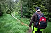 Kvar gong dei skal ut på jobb må dugnadsgjengen bera med seg ein 25 kilo tung ryggsekk med verktøy og batteri. Foto: Einar Vestvik