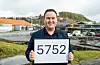 Ordfører André Mundal Haukås har rammet inn det nye folketallet og er godt fornøyd med at befolkningen har økt. Foto: Morten Vågset Møller