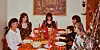 Familien Kjeilen klar for julemiddag på Ryvarden. Frå venstre mor Ingeborg, Asta, Heidi, Terje, Hans og mormor Helene Huse. Far Andreas var fotograf. Foto: Privat