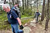 Mykje bering: Johannes Storli (t.v.) og Inge Mjånes transporterer ein av dei solide plankane til rett plass. Foto: Einar Vestvik
