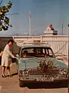 Midt på 1970-talet vart vegen køyrbar heilt fram til fyret. Ingeborg Kjeilen er her på veg inn i familien sin 17. mai-pynta bil. Foto: Privat