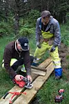 Steinar Jacobsen og Inge Mjånes trivst begge med dugnadsarbeidet på turstien. Foto: Einar Vestvik
