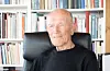 Otto Inge Molvær ynskjer ikkje at ein skal servere alkohol på bokbad med Agnes Ravatn på Sveio folkebibliotek.FOTO: THOMAS VALLESTAD DRAGESET