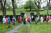 I fjor sette teatergruppe TeArtig opp teater på Einstadbøvoll gard som ein del av Valestrand kulturfestival. Her øvar skodespelarane, frå venstre: Marianne Lund Lønning, Sara Vikse, Urd Hjelmeseter, Kristine Jirgensone, Else Berit Bøe, Gudrun Thomas, Bente Anita Johansen, Camilla Ruhs, Ruth Bergerson, Ingvild Svendsbø, Geir Olav Rød, Monica Vikse, Jonatan Furnes, Håvard Folgerø-Holm, Tanja Stepanova, Vebjørn Hjelmeseter, Rune Hjelmeseter og Therese Nes. ARKIVFOTO: Agniezka Wanag