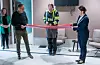 Brukar Andreas Eileraas klipte snora, som prosjektleiar Per Riise og ordførar Linn Therese Erve heldt. T.v. er konstiert rådmann Ingunn Toft.FOTO: TORSTEIN TYSVÆR NYMOEN