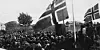 Foto frå avdukinga ved Sveio kyrkje, søndag 28. juli 1946. Gudstenesten tok til klokka 10.55. Klokka 15.00 var det fest i Sveio skulehus for dei falne sine pårørande og andre innbedne. Foto: Gards- og ættesoge for Sveio, band II.