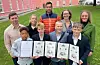 Daniel, Oliver, Samuel og Herman med stolte foreldre etter utdelinga. Frå venstre Håvard Nesse, Sølvi Ytreland, Johnny Måge, Anette Enoksen og Ine Salte Andersen.