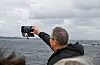 Sokneprest Arild Steinsland sørga for selfi av heile følget i kulingen.
