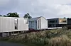 Skisse over korleis kommunehuset kan bli sjåande ut. Nærmast er den eldste delen frå 1925 erstatta med eit moderne nybygg, der det er tenkt at «familiens hus» kan vera. Bygget ved sidan av er tenkt rehabilitert, eller rive. Illustrasjon: Link Arkitektur AS