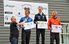 Henning Aarekol intervjuar dei tre beste herreløparane. Frå venstre Eirik Renna Eilertsen (2. plass), vinnar Morten Gjendem og Nils Haktor Bua. Foto: Sarah Elise Falkeid /Tysvær Bygdeblad