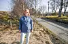Anne Fresvig ved vegen som fører opp til garden hennar på Åse.FOTO: TORSTEIN TYSVÆR NYMOEN