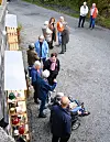 Ingen slapp inn på Gjenbruksløa før klokka var 14.00, og biskopen nytta ventetida til å slå av ein prat med folk.