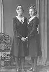 Kari t.h. og Ingeborg Margrete Emberland som konfirmantar i 1939. På konfirmasjonsdagen blei det servert kjøtkaker med kålstuing til middag heime på Emberland. Blant godsakene til kaffien var det både fløytekake og lefse.