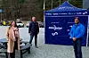 – Responsen har vore over all forventning, og både næringslivet og kundane i området har vore svært positive til opninga, fortel Øystein Tveit, avdelingsleiar Aktiv Caravan Haugalandet (i midten). Her saman med ordførar Linn Therese Erve som kom med marsipankake og gratulasjon frå Sveio kommune. Til høgre dagleg leiar Aktiv Caravan, Aivon Baretto.