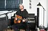 Heime i stova planlegg Glennen å bruke meir tid på musikken enn han har gjort det siste halvanna året. Foto: Morten Vågset Møller