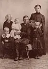 Peder Økland blei til Peter Oakland i U.S.A. Her er han hos fotografen saman med kona Christina og borna Marie, Regina, Ole og Lawrence.