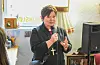 Biskop Ragnhild Jepsen heldt tale og fortalde at ho både har handla på Gjenbruksløa og har følgd med på Facebook-sida nesten kvar veke sidan 2014.